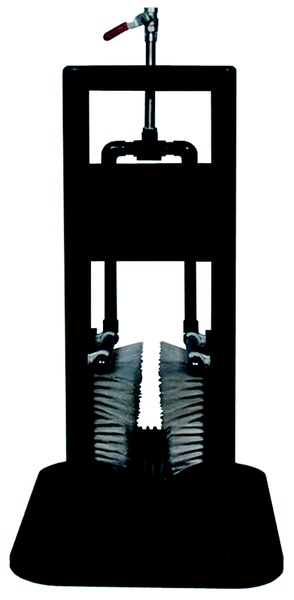 Stiefelreiniger mit Bürsten und Wasser Stiefelreiniger mit Bürsten und Wasserzufuhr