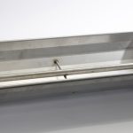 Futtertrog aus Edelstahl für Mastschweine mit Randleiste und speziellem Edelstahlrohr