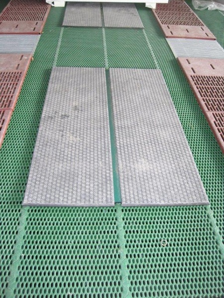 Heizplatte im Ferkelstall Fußbodenheizung auf vorhandenen Gittern